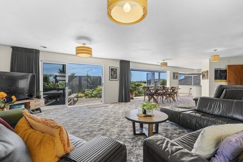 Sunny Fitzroy Beach Retreat
(Large 220 sqm family home)