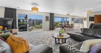 Sunny Fitzroy Beach Retreat
(Large 220 sqm family home)