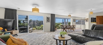 Sunny Fitzroy Beach Retreat
(Large 220 sqm family home)