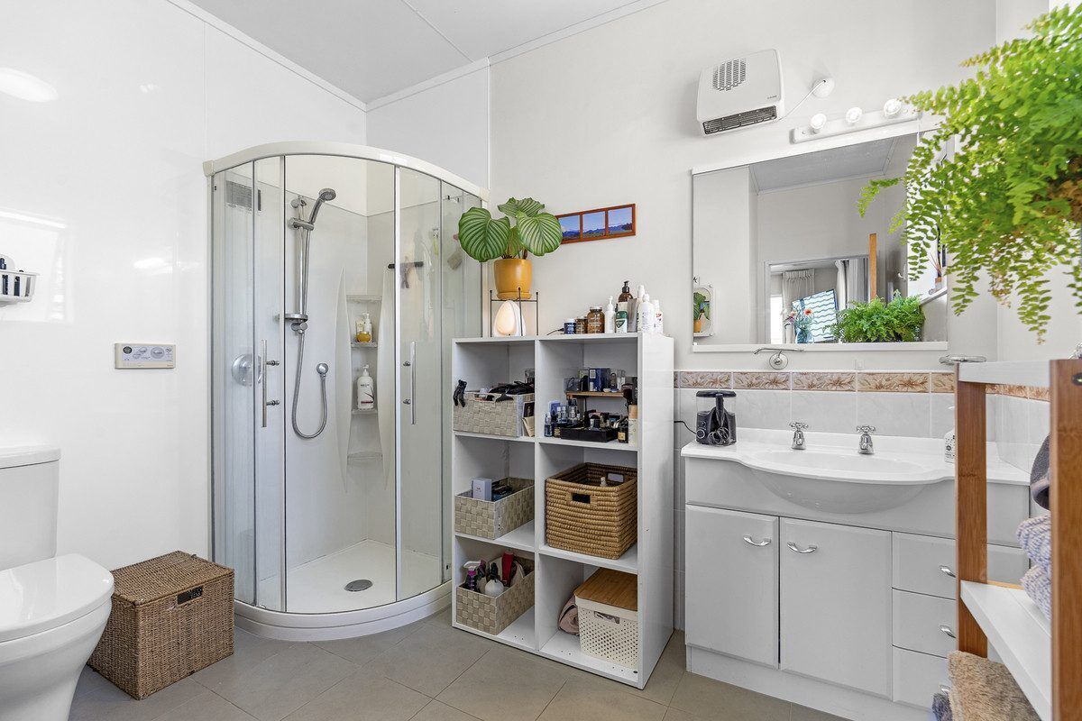 Shower, jetted tub, hair dryer, towels