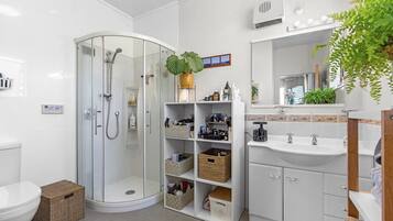 Shower, jetted tub, hair dryer, towels