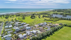 Vista aérea de una zona residencial con casas, un lago y una playa.