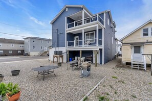Outdoor dining - Prof Cleaned | Fast WiFi | BBQ | Linen & Towels (Seaside Heights)