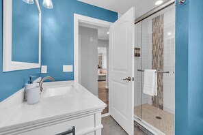 Shower, hair dryer, towels, soap - Prof Cleaned | Fast WiFi | BBQ | Linen & Towels (Seaside Heights)