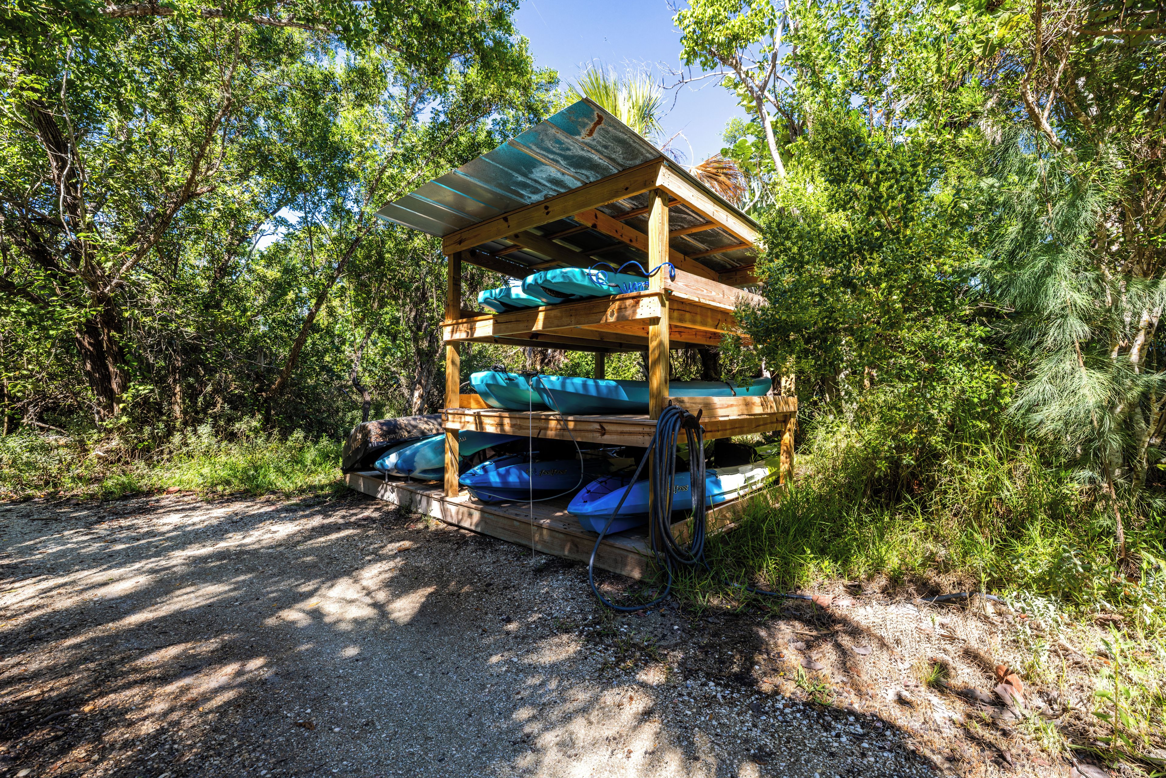 Une structure en bois à plusieurs niveaux, peut-être une terrasse ou une plateforme, entourée d’une végétation luxuriante.