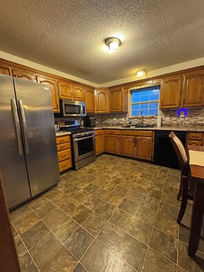 Fridge, microwave, oven, stovetop - Charming 3-bedroom house in beautiful Blue Springs near FIFA World Cup location (Blue Springs)
