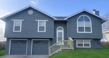 Charming 3-bedroom house in beautiful Blue Springs near FIFA World Cup location