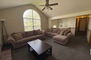 Smart TV - Charming 3-bedroom house in beautiful Blue Springs near FIFA World Cup location (Blue Springs)