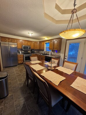 Fridge, microwave, oven, stovetop - Charming 3-bedroom house in beautiful Blue Springs near FIFA World Cup location (Blue Springs)