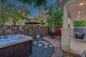 Terrace/patio - Ultimate Group Getaway - Walk to Main -Sleeps 18 (Fredericksburg)