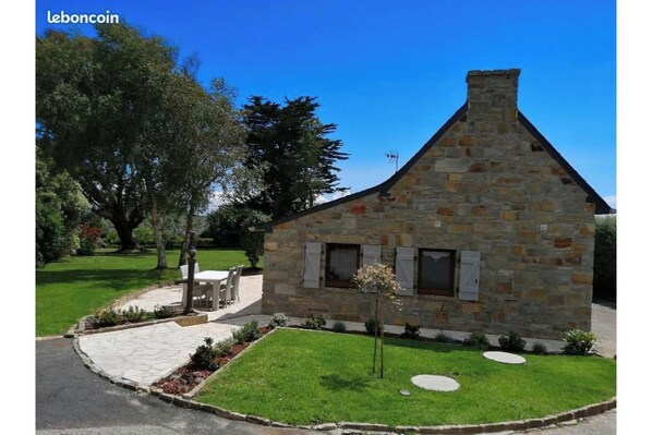 Unclassified image, 1 of 10, button - Vrbo Property (Trégarvan)