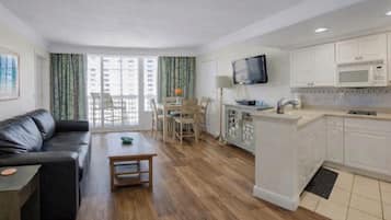 Huoneisto, 1 makuuhuone, esteetön, yksityinen uima-allas | Olohuone