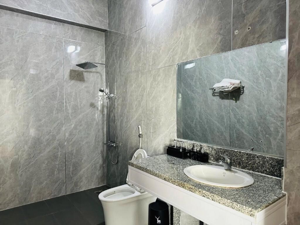 Tripla Standard, balcone, vista città | Bagno