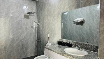 Tripla Standard, balcone, vista città | Bagno