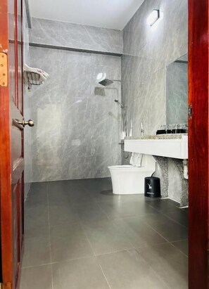 ห้องสแตนดาร์ดทริปเปิล, ระเบียง, วิวเมือง | ห้องน้ำ