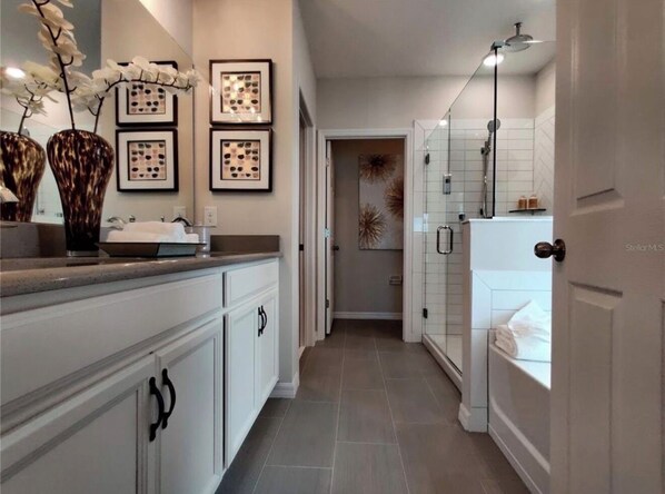 Hair dryer, towels, soap, toilet paper - Spacious 4-bedroom estate in tranquil Davenport. Near Disney, Universal,Legoland (Davenport)