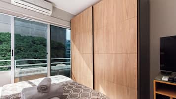 Design Apartment, City View | Blackout curtains, iron/ironing board, free WiFi