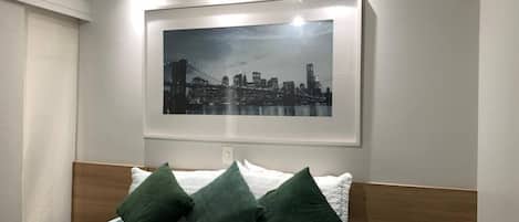 Appartement Design, vue sur la ville | Rideaux dâobscurcissement, fer et planche Ă repasser
