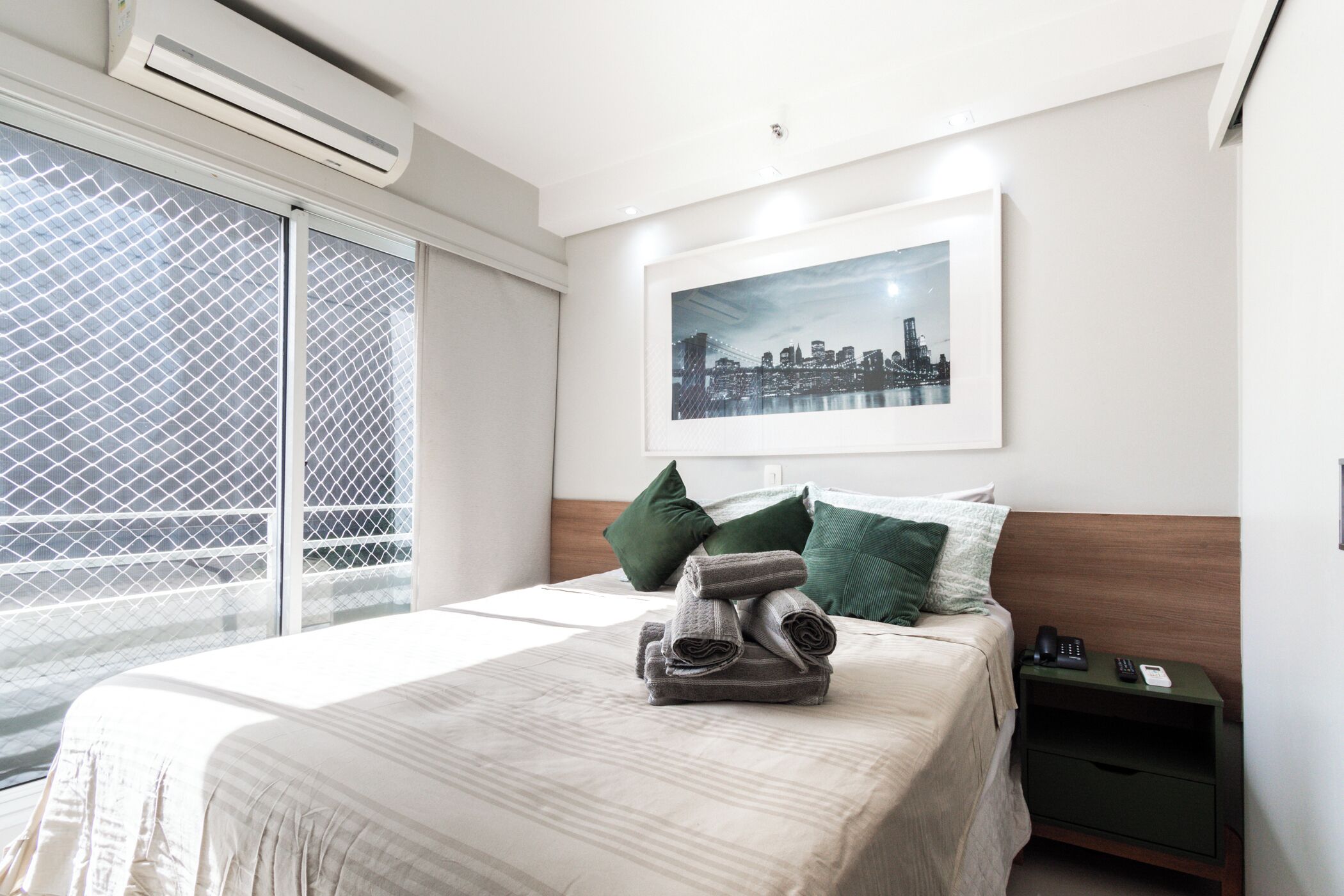Cortinas blackout, tabla de planchar con plancha y wifi gratis 