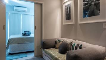 Apartamento design, vista para a cidade | Cortinas blackout, ferros/tábuas de passar roupa, Wi-Fi de cortesia
