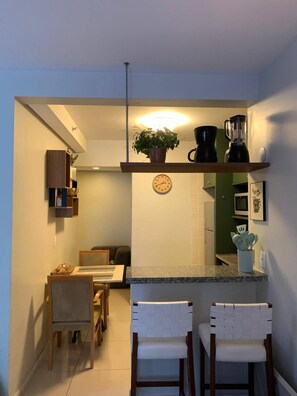 Design-Apartment, Stadtblick | Speisen