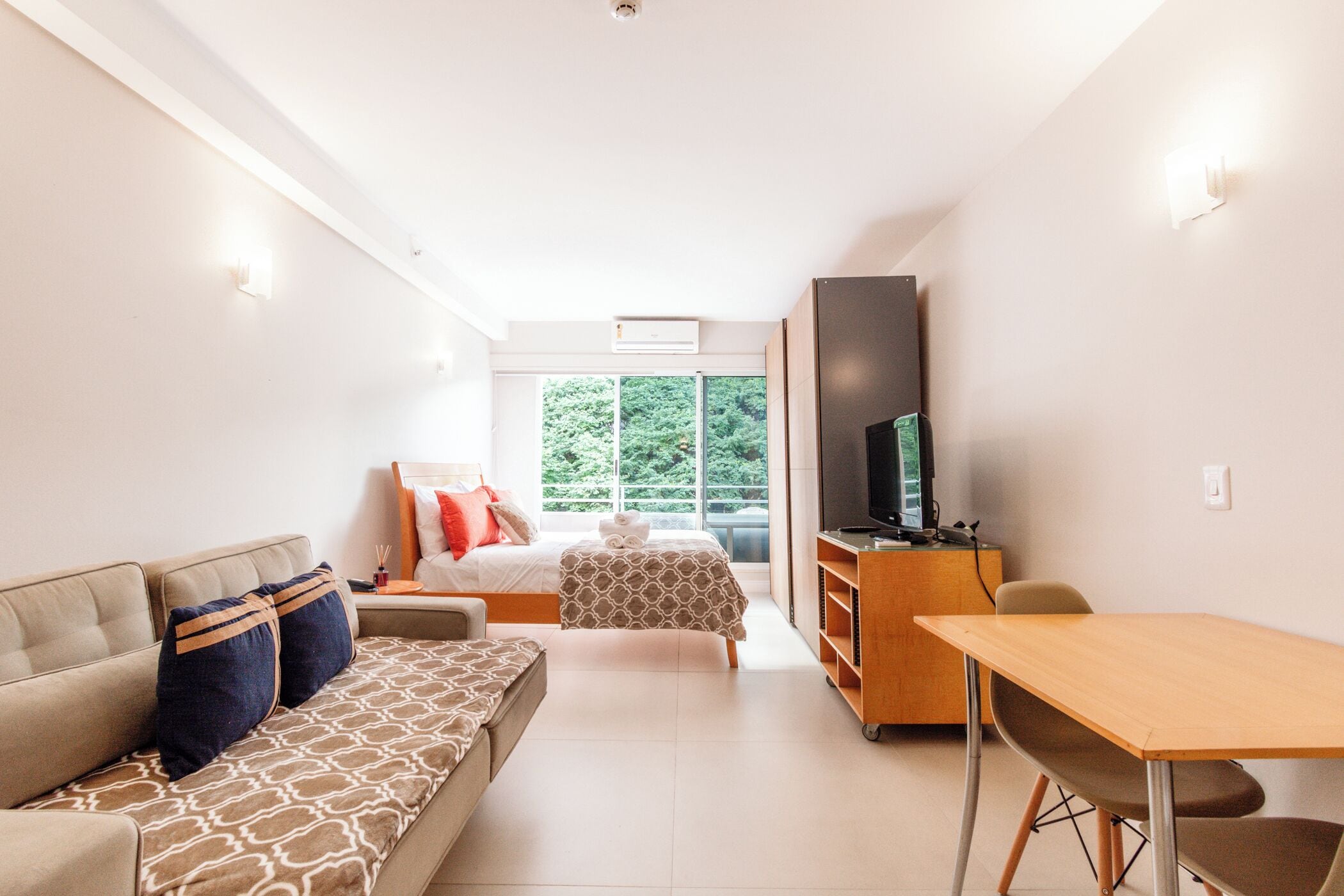 Apartamento design, vista para a cidade | Comodidades do quarto