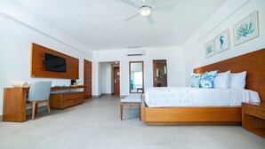 Een moderne slaapkamer met een bed, bureau, stoel en plafondventilator.