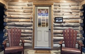 Exterior detail - Ozark Oasis Luxury Cabin: Cozy one-bedroom with AC (Roach)