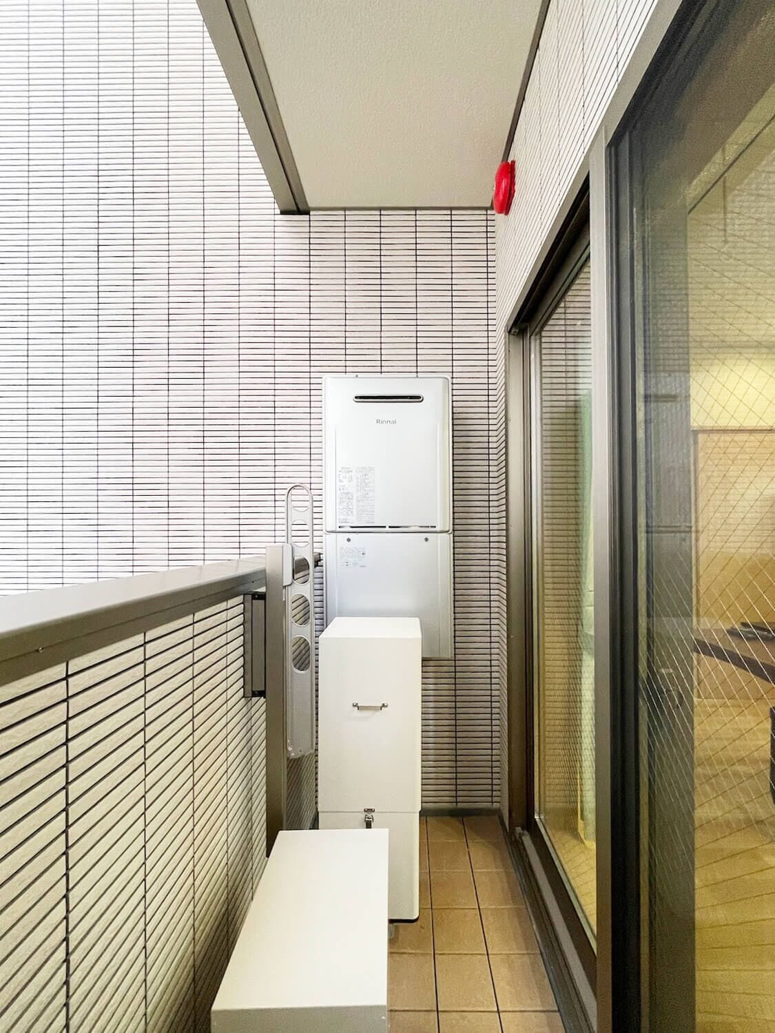 Ein kleines, abgetrenntes Badezimmer mit Toilette, Waschbecken und Spiegel.