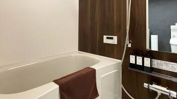 Apartamento básico, cozinha | Banheiro | Banheira e chuveiro separados, secador de cabelo, toalhas de banho
