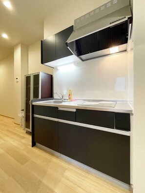 ベーシック アパートメント | 専用キッチン | 大型冷蔵庫、電子レンジ、コンロ、調理器具と食器