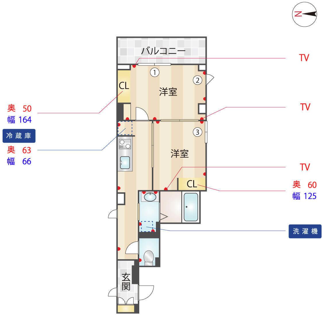 Un plan d’étage d’hôtel comprenant trois chambres, deux salles de bain, un salon, un balcon et un téléviseur dans chaque chambre.
