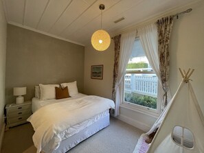 3 bedrooms, iron/ironing board, Internet - Character Villa in the city center (Parnell)