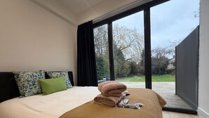 Tabla de planchar con plancha, wifi y ropa de cama 
