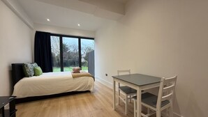 Tabla de planchar con plancha, wifi y ropa de cama 