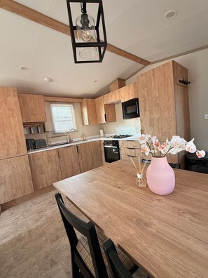 Private kitchen - Cabin Sleeps 6 with Parking and Balcony (Malton)
