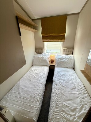 Room - Cabin Sleeps 6 with Parking and Balcony (Malton)