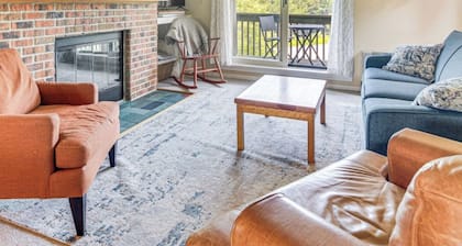 Cozy mountain condo on family run ski resort, hiking, biking and more. Pets Ok