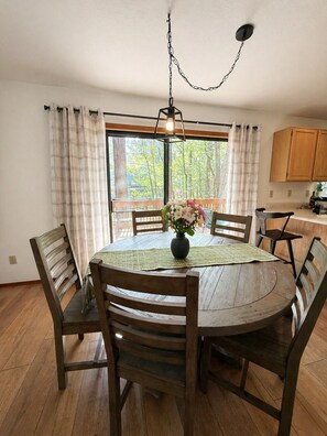 Dining - New! Sandia Circle Retreat -Central to Flagstaff, Sedona and Snowbowl (Munds Park)