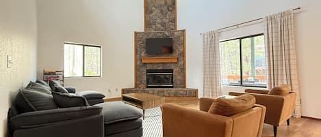 Televisión y chimenea