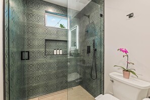 Shower, hair dryer, bidet, towels - Laurel Canyon Modern 2BR-2BA Cottage-Monthly Stay, Remote Work, Hollywood Hills (Los Angeles)