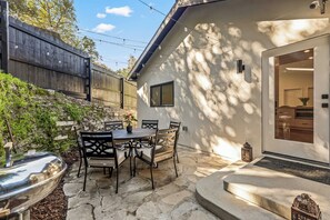 Outdoor dining - Laurel Canyon Modern 2BR-2BA Cottage-Monthly Stay, Remote Work, Hollywood Hills (Los Angeles)