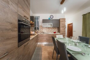 Apartment, Smoking