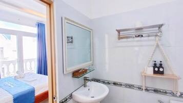 Classic-Studio, Balkon, Stadtblick | Badezimmer