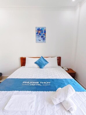 Klassieke studio, balkon, uitzicht op stad | Een bureau, geluiddichte muren, een strijkplank/strijkijzer, gratis wifi
