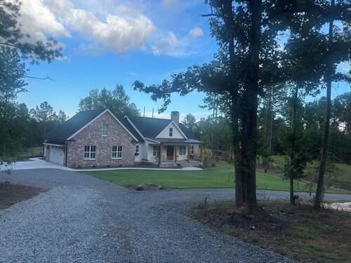 Less than 5 miles from Masters & Peach Jam: Retreat w/ Pool and Putting Green