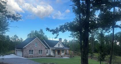 Less than 5 miles from Masters & Peach Jam: Retreat w/ Pool and Putting Green