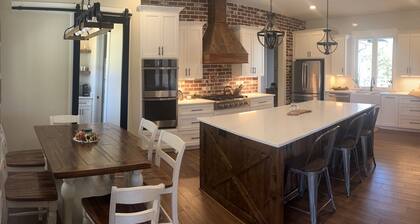 Less than 5 miles from Masters & Peach Jam: Retreat w/ Pool and Putting Green