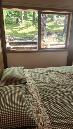 Room - Romantic Log Cabin Retreat with outdoor bath set amongst the trees (Waitakere City)