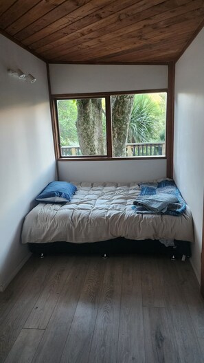 Room - Romantic Log Cabin Retreat with outdoor bath set amongst the trees (Waitakere City)